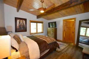a bedroom with a bed and a television in it at Deer Lodge #2- Lake Front in Bass Lake