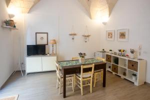 a dining room with a table and chairs at Il rifugio barocco in Lecce