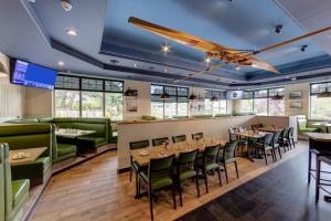 a restaurant with tables and chairs and a bar at Holiday Inn Victoria - Elk Lake by IHG in Victoria