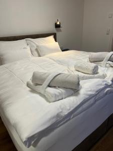 a bed with white sheets and towels on it at Das Zehnerkar Chalet - Klippitztörl in Kliening