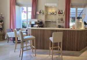 a bar with chairs and a counter in a room at Hotel Viscardo in Forte dei Marmi