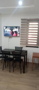 a dining room with a table and chairs and a window at Un Studio haut standing à Monastir in Monastir