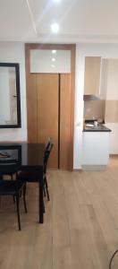 a living room with a table and a kitchen at Un Studio haut standing à Monastir in Monastir