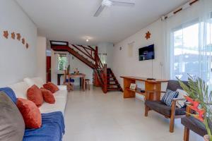 a living room with a couch and a table at Casabela Sargi Serra Grande in Uruçuca