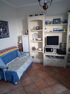 a living room with a blue couch and a tv at Natura e relax in Anzo