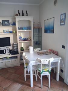 a dining room with a table and chairs and a tv at Natura e relax in Anzo