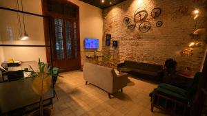 a living room with a couch and a tv at A la Gurda Hostel - Barrio Sur in San Miguel de Tucumán