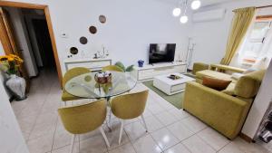 ein Wohnzimmer mit einem Glastisch und Stühlen in der Unterkunft Cocoon pour 6 personnes in Mirandela