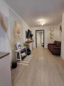 a living room with a couch and a table at Helle Wohnung im schönen Allgäu in Kraftisried