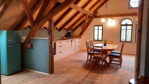 a kitchen with a table and chairs in a room at Ferienwohnung Blauregen - NEU ab März 2026 in Hohnstein