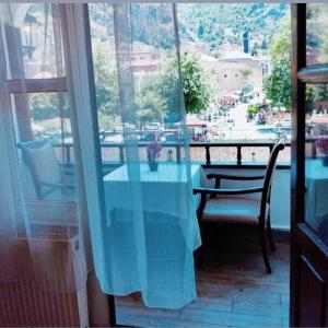 a room with a table and chairs and a window at Şirince otel in Amasya