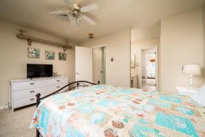 a bedroom with a bed and a ceiling fan at Nassau Village 24 in Ocean City