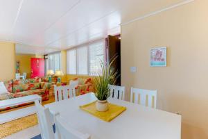 a living room with a white table and chairs at Oceanblock on One Twenty-Four in Ocean City