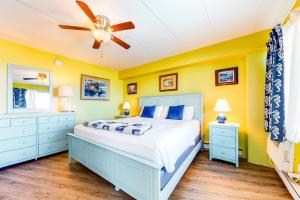 a bedroom with a bed and a ceiling fan at Highpoint S 3G in Ocean City