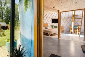 Blick in ein Zimmer mit Bett in einer Jurte in der Unterkunft Aloha Glamp - Całoroczny glamping nad rzeką z prywatną balią - Stok narciarski, góry, lasy, sauna in Zagórnik