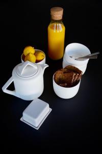 Home by U - Chalet 3 في سان-مارتن-دي-بيفيل: طاولة مع طبق من الطعام وزجاجة من عصير البرتقال