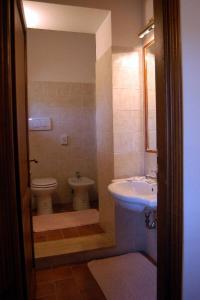 uma casa de banho com um WC e um lavatório em Agriturismo Sovanella em Sovana