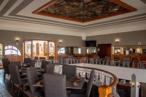 a restaurant with tables and chairs and a ceiling at Hotel Paseo de la Presa in Guanajuato