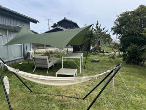 a hammock with a chair and a table in a yard at TORAMIKE2 - Vacation STAY 53883v in Ichigaya