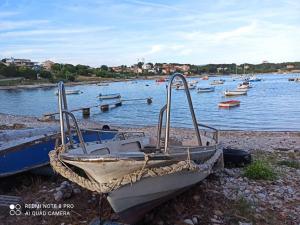 a boat sitting on the shore of a body of water at Studio apartman Lea in Pula