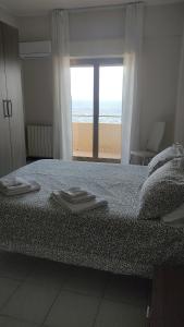a bedroom with a bed with a view of the beach at Brezza dello Stretto in Mili Marina