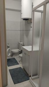 a small bathroom with a toilet and a sink at Brezza dello Stretto in Mili Marina
