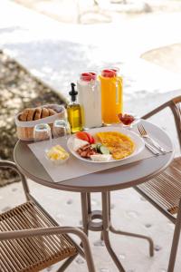 ein Tisch mit einem Teller Frühstücksessen darauf in der Unterkunft Vila Violet Berat in Berat