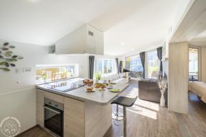 a kitchen and living room with a large island in a tiny house at Possegger Hideaways in Zödl