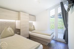 a bedroom with two beds and a window at Possegger Hideaways in Zödl