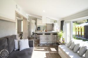 a living room with a couch and a kitchen at Possegger Hideaways in Zödl