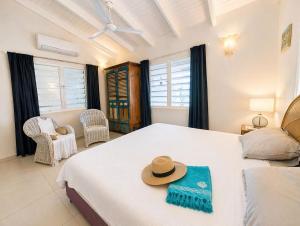 a bedroom with a bed with a hat on it at 30 Kas Di Mi Sonjo in Kralendijk