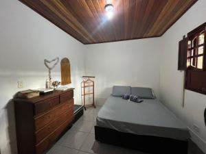 a bedroom with a bed and a wooden ceiling at Casa Gravatá Próximo ao Centro in Gravatá +39 photos