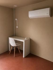 a room with a desk and a air conditioner at IkI Volcán Arenal #2 in Fortuna