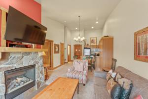 a living room with a fireplace and a tv at Red Hawk Lodge #2308 in Keystone