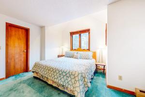 a bedroom with a bed and a window at A Very Vermont Vacation in Jamaica