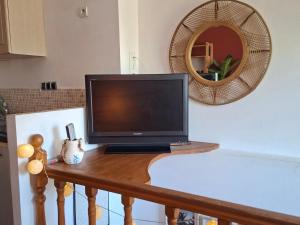 a television sitting on top of a wooden table at Duplex au coeur d'Embrun in Embrun
