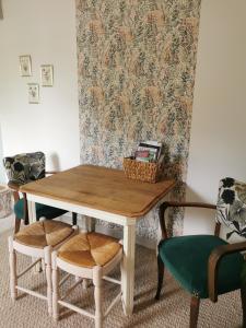 a table with two chairs and a basket on top at La petite FloPée in Le Mont-Saint-Adrien +10 photos