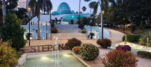 a fountain in a park with a building in the background at Apartament w Esteponie in Estepona