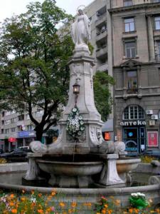 リヴィウにあるApartment on Historical Center of Lvivの都心の中に像のある噴水