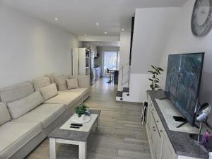 a living room with a couch and a tv at Maison Élégante - Space & Comfort Vilvoorde in Vilvoorde