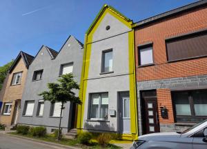 a row of houses on a city street at Maison Élégante - Space & Comfort Vilvoorde in Vilvoorde
