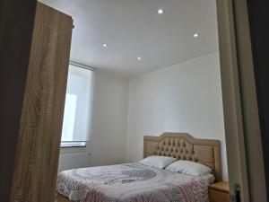 a bedroom with a bed and a window at Maison Élégante - Space & Comfort Vilvoorde in Vilvoorde