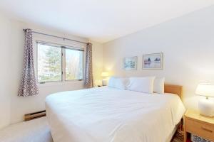 a bedroom with a large white bed and a window at A Warren Beauty in Warren