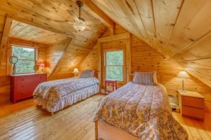 a bedroom with two beds in a log cabin at Log Cabin Escape in Jacksonville