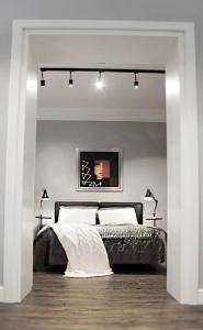 A bed or beds in a room at Regis Residence