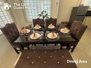 a black dining room table with chairs and a dining room at The Lime Guesthouse in Angeles