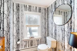 ein Badezimmer mit Toilette und Spiegel in der Unterkunft Casa Okemo in Ludlow + 49 Fotos