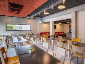 a dining room with tables and chairs at ibis budget Haguenau Strasbourg Nord in Haguenau