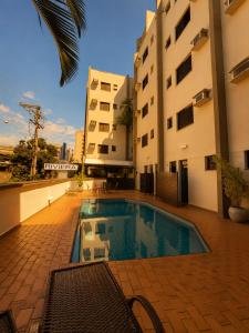 ein Schwimmbad vor einem Gebäude in der Unterkunft Hotel Riviera in Sao Jose do Rio Preto