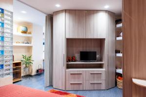 a room with a bedroom with a tv in it at AuraVista in Montefiascone